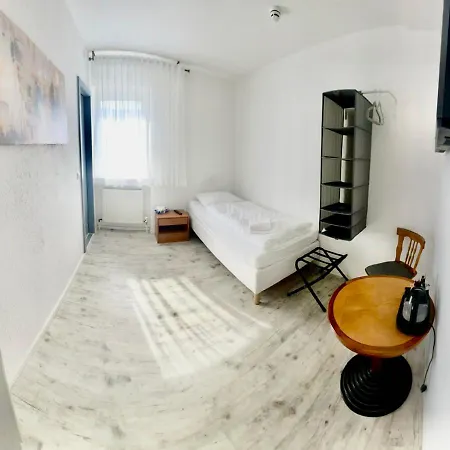 מלון דירות Budget Boarding House 3*